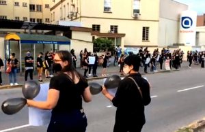 Manifestação ‘Luto pela Enfermagem’ reúne dezenas de funcionários de hospital de Tubarão