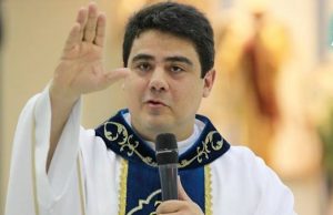 ‘Pai nem tão eterno’: Padre Robson e mais 17 se tornam réus por desvio de dinheiro
