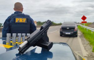 Motorista é preso com pistola e munições na BR-101, em Laguna