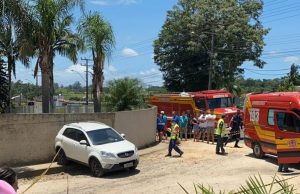 Mulher morre atropelada pelo próprio carro enquanto tirava fotografia