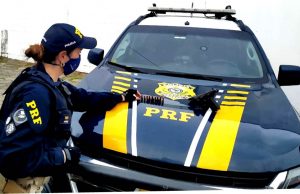 Motorista é preso pela PRF com pistola e munições na BR-101, em Tubarão