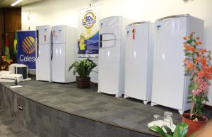 Em Tubarão, famílias de baixa renda têm direito a chuveiros, lâmpadas e refrigeradores novos