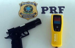 Simulacro de pistola é apreendido com motorista embriagado na BR-101, em Tubarão