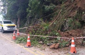 Deslizamento de terra e pedras deixa trecho da Serra do Rio do Rastro em meia-pista