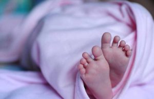 Mãe salva bebê de 1 mês após seguir procedimentos por telefone com soldado da PM