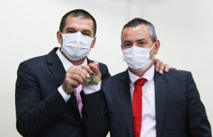 Neném e Everaldo tomam posse em Treze de Maio e definem secretários