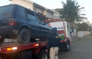 Carro com registro de baixa e comprado por R$ 1 mil é apreendido na BR-101, em Tubarão