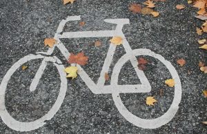 Criança de 8 anos, de bicicleta, morre atropelada por caminhão na Praia de Itapirubá