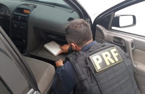 1 kg de cocaína é apreendido na BR-101, em Laguna