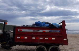 100 toneladas de lixo são recolhidas das praias de Imbituba