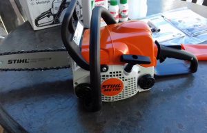 Em bar de Braço do Norte, homem usa motoserra em briga de casal e deixa esposa ferida