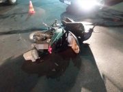 Mulher fica ferida em acidente entre Biz e carro no centro de JG