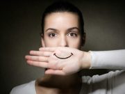 Coluna Elisama Esmeraldino: ‘Por trás de um sorriso’