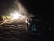 Carro com placas de Tubarão é destruído pelo fogo em Jaguaruna