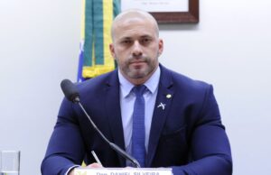 Moraes determina bloqueio de redes sociais de deputado