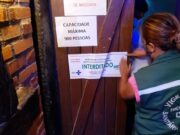 Carnaval superlotado: Casa noturna é interditada na Praia do Rosa