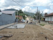 Pavimentações ocorrem simultaneamente em ruas de 3 bairros de Tubarão