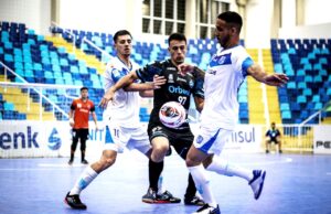 Tubarão Futsal empata e mantém a liderança na Taça Brasil