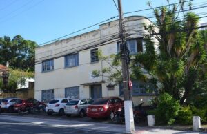 Antes delegacia, hoje ocupado por moradores de rua; cessão do imóvel é rediscutida em Tubarão