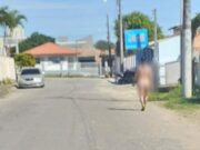 Mulher é flagrada caminhando nua por ruas de Capivari de Baixo