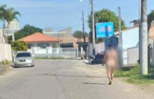 Mulher é flagrada caminhando nua por ruas de Capivari de Baixo