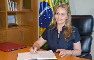 Daniela Reinehr foca na vacina e confirma Carmen Zanotto na Saúde