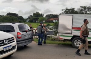 Corpo de mulher é encontrado com sacola amarrada na cabeça em rio de Tubarão