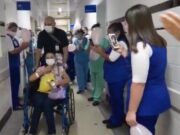 Funcionária do HNSC vence a Covid-19 e ganha homenagem dos colegas