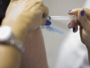 Prefeitura de Tubarão desmente fato sobre vacinação com seringa vazia