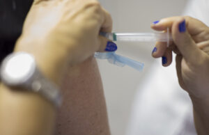 Prefeitura de Tubarão desmente fato sobre vacinação com seringa vazia