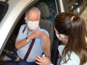 Idosos de 66 anos serão vacinados em drive-thru solidário