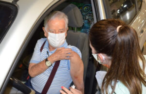 Idosos de 66 anos serão vacinados em drive-thru solidário