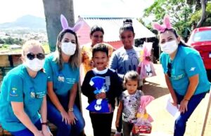 Crianças e adolescentes de Capivari de Baixo recebem guloseimas do Projeto Doçura de Páscoa