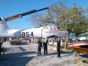 Aeronave da Força Aérea que será exposta em praça chega à Tubarão