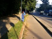 Serviços públicos iniciam a semana com limpeza nas ruas de Tubarão.