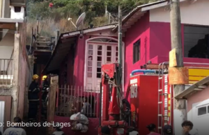 Três crianças morrem carbonizadas durante incêndio em residência, em Lages