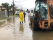 Secretaria de Obras entra em ação pelas ruas para atender e diminuir problemas causados pelo excesso de chuva, em Capivari de Baixo.
