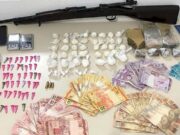 Dinheiro, drogas e fuzil calibre 7.62mm são apreendidos em Tubarão