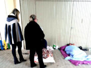 Pessoas em situação de rua são encaminhadas a abrigo e alimentadas