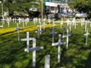 Manifestantes fazem homenagens às vítimas da Covid-19 e protestam contra Bolsonaro em Tubarão