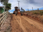 Estradas rurais de quatro bairros recebem melhorias
