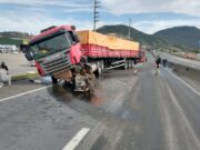 Condutor de caminhão é arremessado para fora do veículo na BR-101, em Tubarão