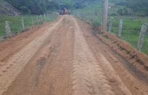 Estradas do interior recebem manutenção com aplicação de areão na pista