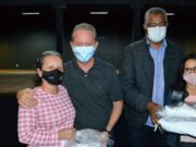 Agentes de serviço de limpeza e merendeiras da rede municipal recebem uniformes