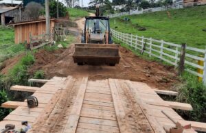 Duas pontes de madeira são construídas para garantir acessibilidade no bairro Caruru