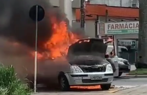 Veículo é totalmente destruído pelo fogo em Tubarão