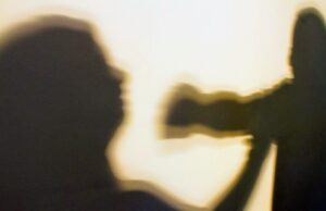 Homem agride esposa com socos e chutes em loja em Tubarão