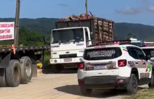 Moradores bloqueiam trânsito em protesto por pavimentação da estrada que liga Tubarão a São Ludgero