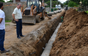 Prefeito vistoria preparação para pavimentação na rua Tenente João Luiz Maus e outras obras