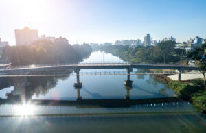 Danificada por conta das fortes chuvas, iluminação da passarela Ângelo Zaboti passará por reparos
